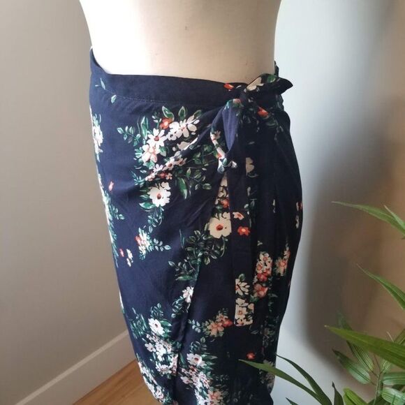 Wrap around Flower skirt/Size Medium - Picture 8 of 9